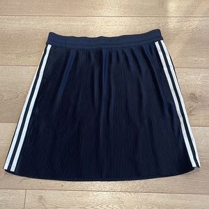 Adidas pleated mini skirt with 3 stripes.